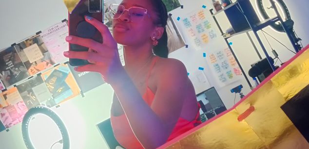 Model - I am Sel glasses