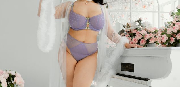 Model - Luna Night feet