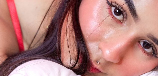 Model - Violet Blaze feet