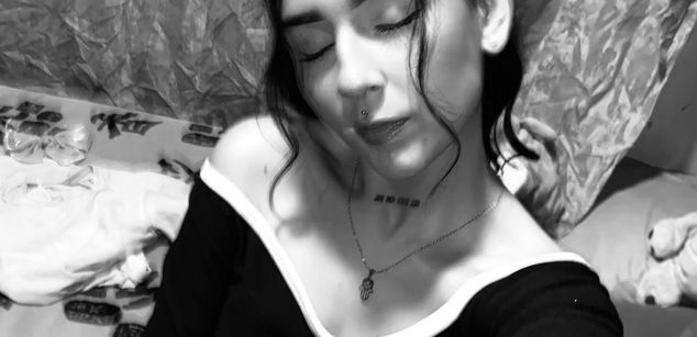 Model - Violet Blaze feet