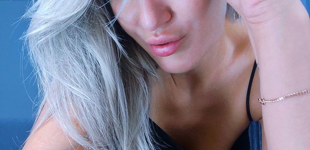 Model - Eva_Blondy_ Dance