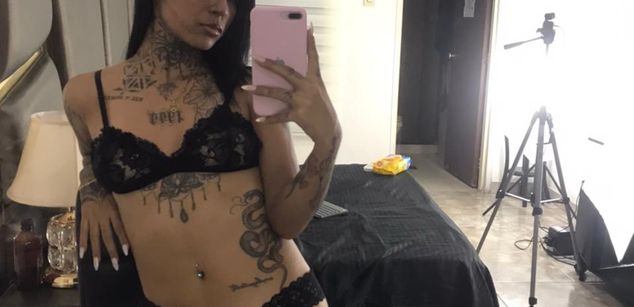 Model - EmilieLake Femdom