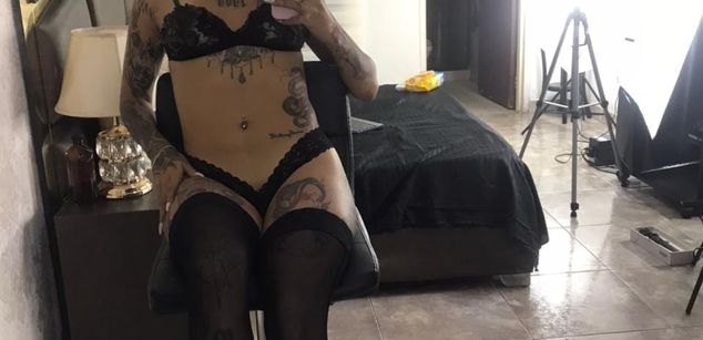 Model - EmilieLake Femdom