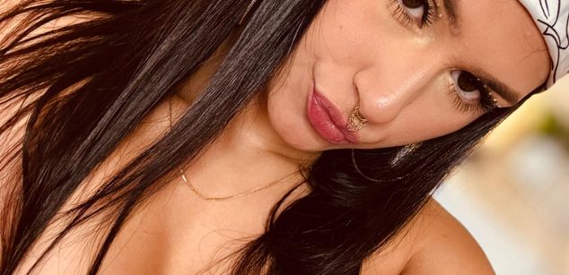 Model - Mollie Bennet cum