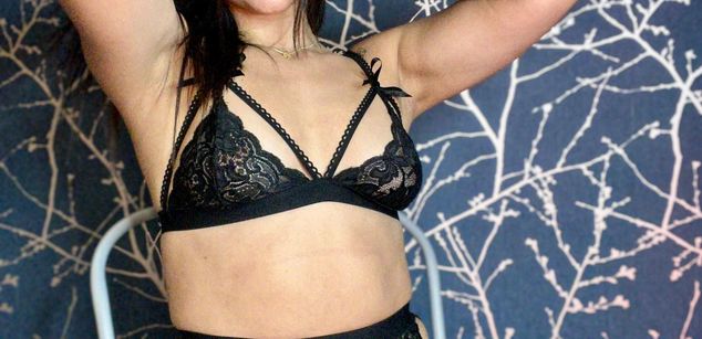 Model - Mollie Bennet cum