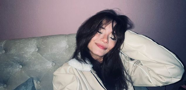 Model - VenusOlympus pussy