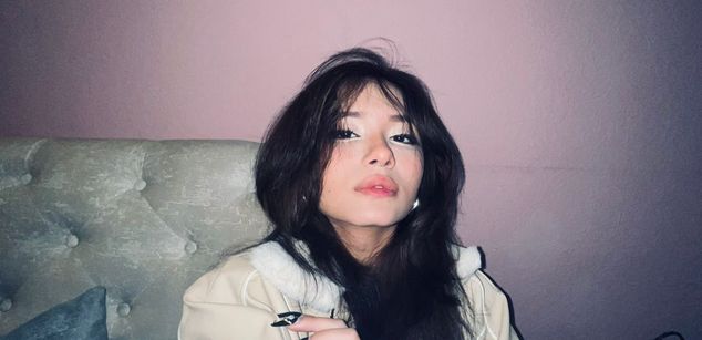 Model - VenusOlympus pussy