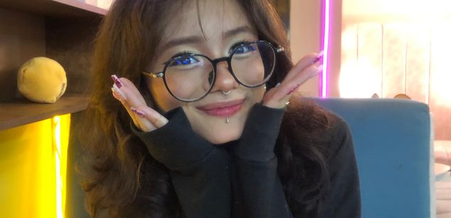 Model - VenusOlympus pussy