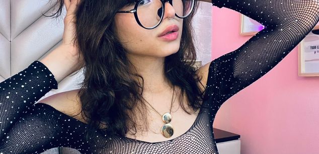 Model - VenusOlympus pussy