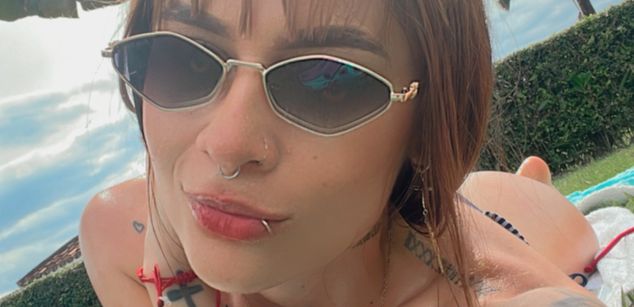 Model - Amber Hudson latina