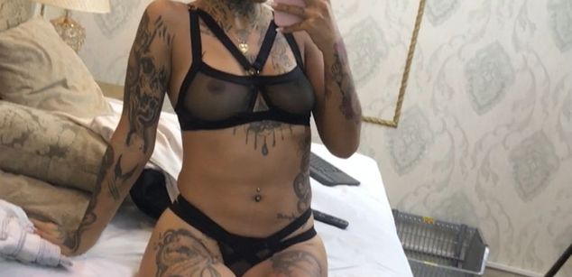 Model - EmilieLake Femdom