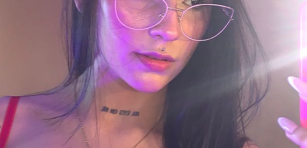 Model - Violet Blaze feet