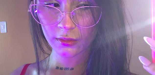 Model - Violet Blaze feet