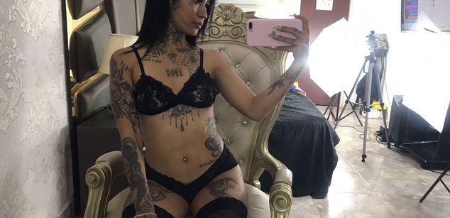 Model - EmilieLake Femdom