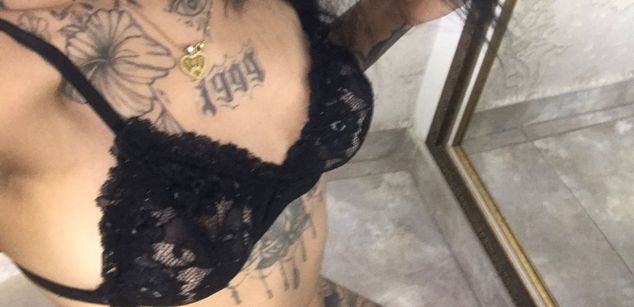 Model - EmilieLake Latina