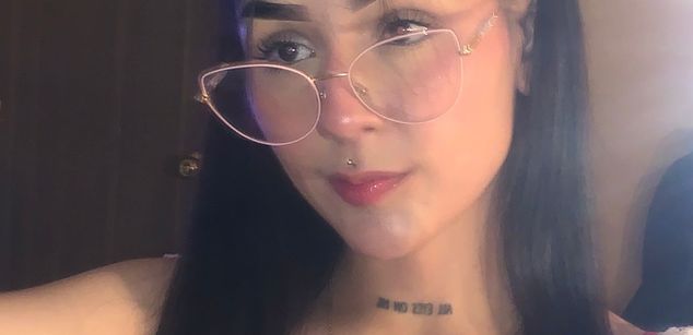 Model - Violet Blaze feet