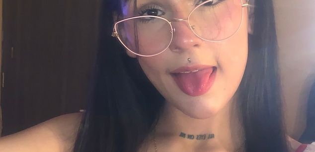 Model - Violet Blaze feet