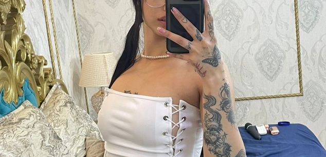 Model - Cata Stones latina