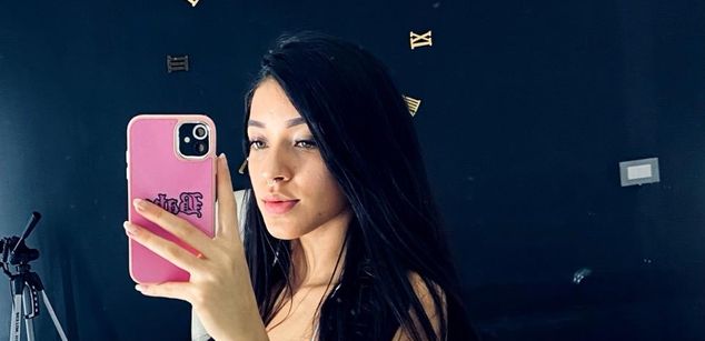 Model - Coral Jones latina