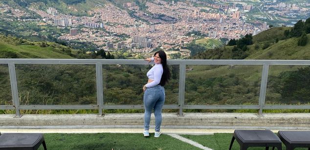 Model - Alahia masturbation