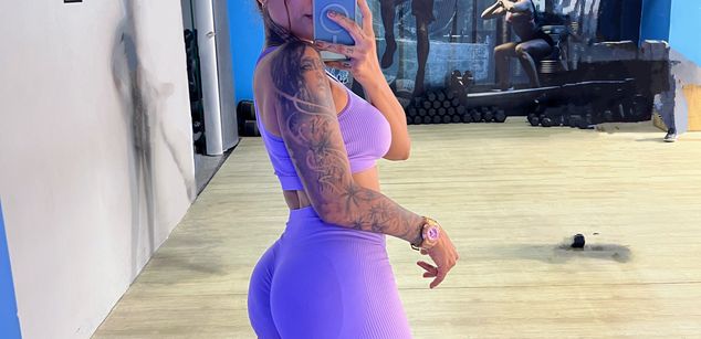 Model - EllaRose squirt