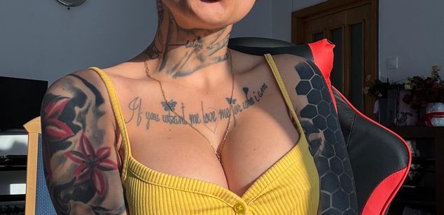 Model - Adelle Russo bigboobs