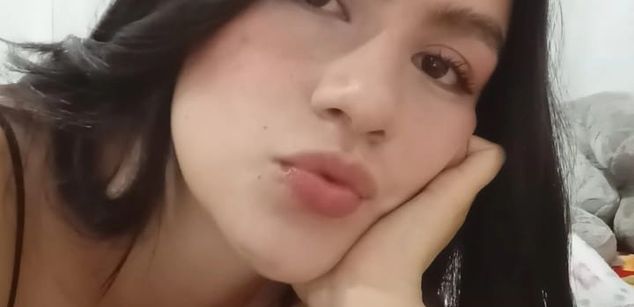 Model - LiaMoretti feet