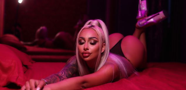 Model - GoldenAmber pussy