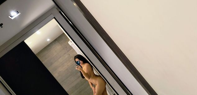 Model - Zoe Ferrer feet