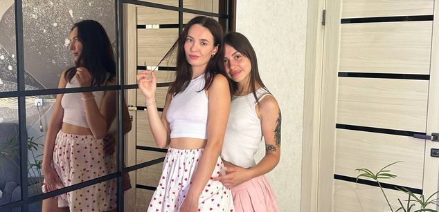 Model - Kamilla amp Anny  18 y.o. playful duo 18