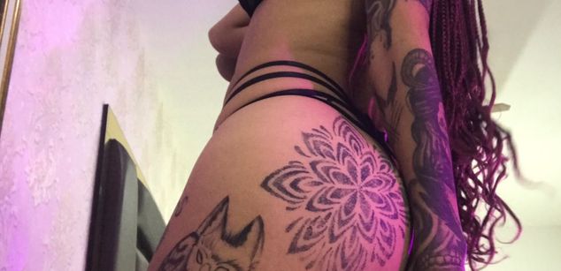 Model - EmilieLake Femdom