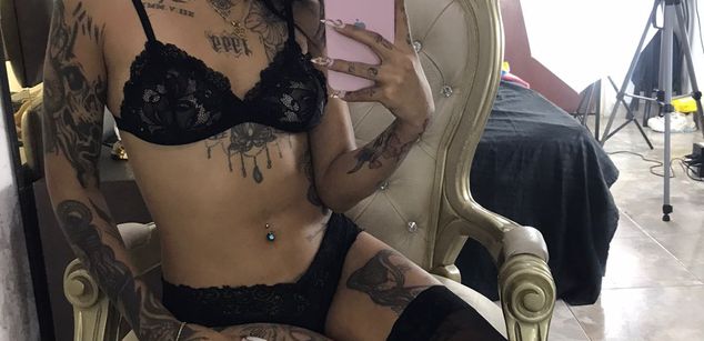 Model - EmilieLake Femdom