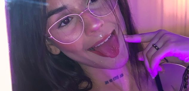 Model - Violet Blaze feet