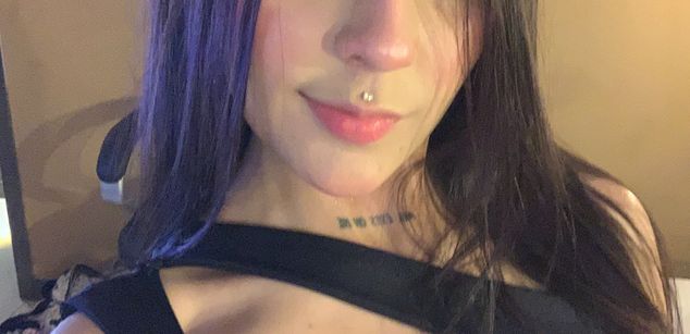 Model - Violet Blaze feet