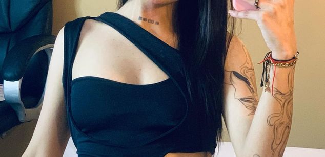 Model - Violet Blaze feet