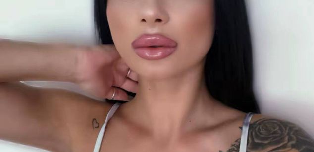 Model - MidnightEve masturbation