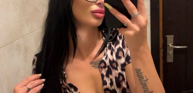 Model - MidnightEve masturbation