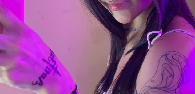 Model - Violet Blaze feet