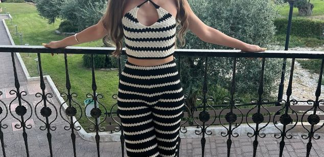 Model - LizzieGrey pantyhose