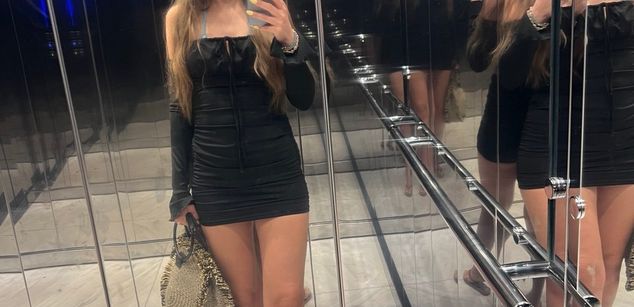 Model - LizzieGrey pantyhose