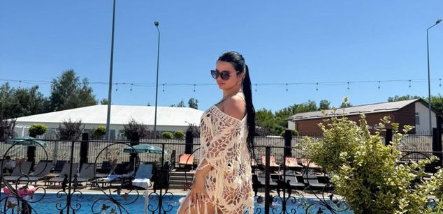 Model - AprilGold18 joi