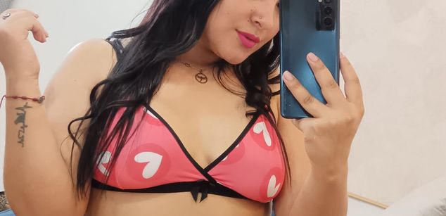 Model - Zoe Roux  curvy