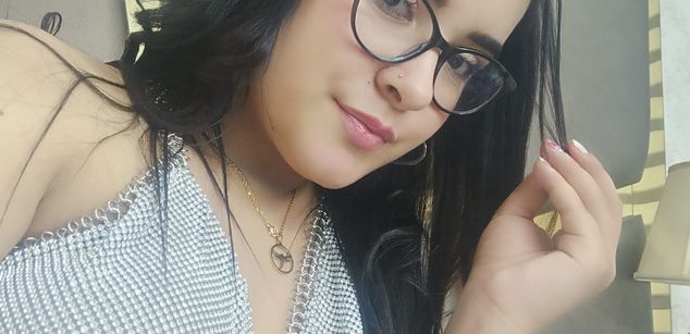 Model - Zoe Roux  curvy