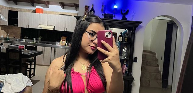 Model - Zoe Roux  curvy