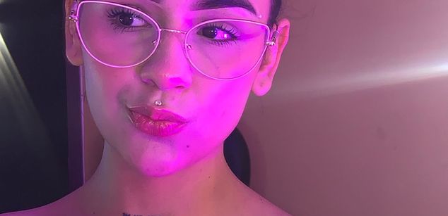 Model - Violet Blaze feet