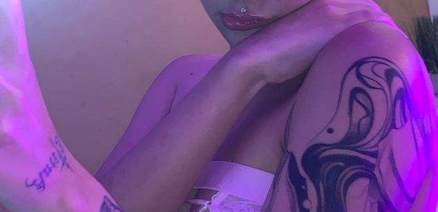 Model - Violet Blaze feet