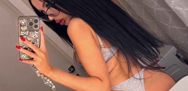 Model - kimberry brunette