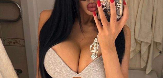 Model - kimberry brunette