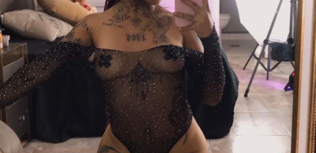 Model - EmilieLake Femdom