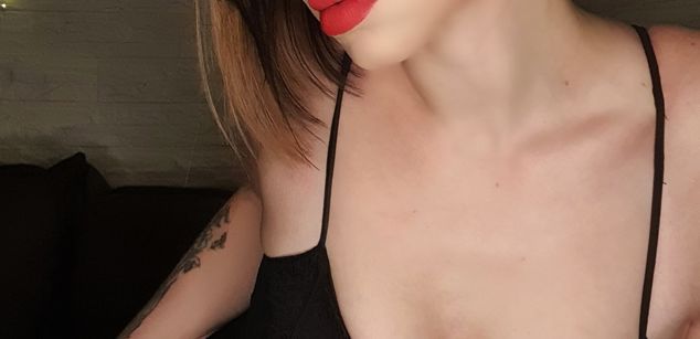 Model - AnnaLu strapon